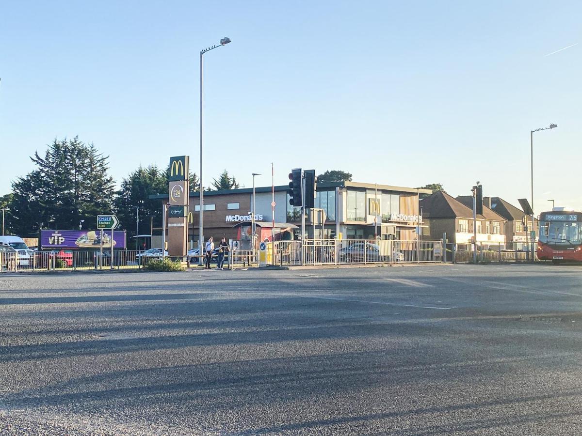 Heathrow/Ashford Hospital/Twickenham Short Stay Apartment Stanwell Exterior photo